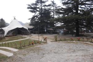 Everest Base Camp, Near George Everest House, 5kms from Library chowk外面的花园