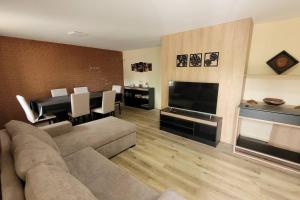 sala de estar con sofá y mesa con piano en Departamento Alpatacal en Mendoza