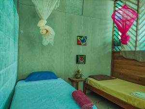 a bedroom with two twin beds and a window at ROSA'S HOUSE in Puerto Maldonado