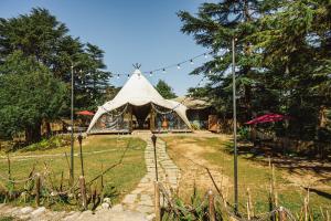 Everest Base Camp, Near George Everest House, 5kms from Library chowk外面的花园