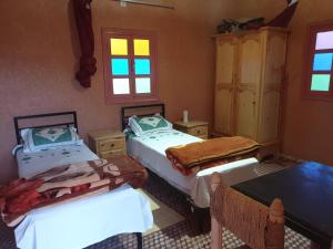 Łóżko lub łóżka w pokoju w obiekcie Camping Hôtel la Vallée d'Ammelne