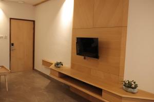 TV a/nebo společenská místnost v ubytování HILUX COURTYARD