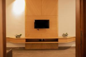TV a/nebo společenská místnost v ubytování HILUX COURTYARD