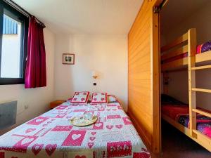 1 Schlafzimmer mit 2 Etagenbetten mit einem Teller auf dem Bett in der Unterkunft Appartement Les Menuires, 2 pièces, 6 personnes - FR-1-344-400 in Les Menuires