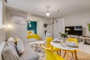 sala de estar con sofá y mesa en Spacious Luxury Service Apartment Stevenage Town Centre family or business en Stevenage