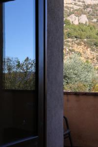 ラ・モレラ・デ・モンサンにあるHotel Balcó del Prioratの砂漠の景色を望む客室内の窓