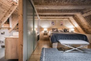 ein Schlafzimmer mit einem Bett und einer Glaswand in der Unterkunft Casa Pleta de Baqueira Deluxe by Totiaran in Naut Aran