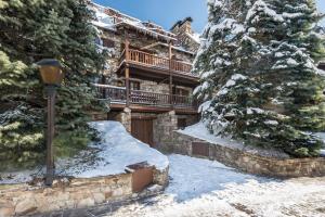 eine Blockhütte im Schnee mit Bäumen und einer Straßenlaterne in der Unterkunft Casa Pleta de Baqueira Deluxe by Totiaran in Naut Aran