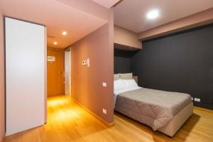 um quarto com uma cama e uma porta para um quarto em Originals - parcheggio GRATIS in struttura e colazione inclusa em Turim