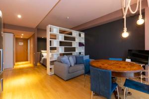 uma sala de estar com um sofá e uma mesa em Originals - parcheggio GRATIS in struttura e colazione inclusa em Turim