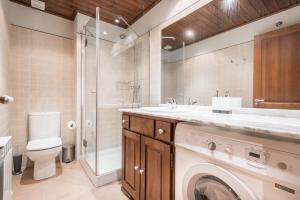 Un baño con inodoro, lavabo y lavadora. en Bonaigua by Totiaran, en Naut Aran (Alto Arán) 42 fotos más