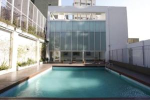 una gran piscina frente a un edificio en San Telmo Apart: Pileta y Sauna en Buenos Aires