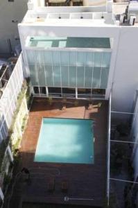 an overhead view of a building with a swimming pool at San Telmo Apart: Pileta y Sauna in Buenos Aires