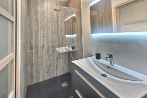 Ένα μπάνιο στο Mignon, T1 Bis cosy & calme, Neuf, Parking, Balcon