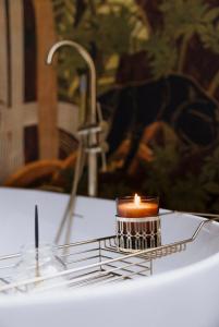 a candle sitting on top of a sink at Au Numéro 5 in Tilff