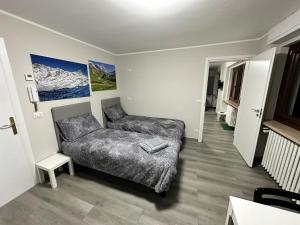een woonkamer met een bank en een stoel bij Appartamento Funivie CIR 0140 in Breuil-Cervinia