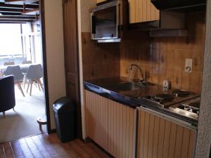 シャテルにあるAppartement Châtel, 2 pièces, 4 personnes - FR-1-200-165のキッチン(シンク、コンロ付) 上部オーブン