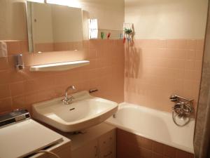 Et badeværelse på Appartement Châtel, 2 pièces, 6 personnes - FR-1-200-224