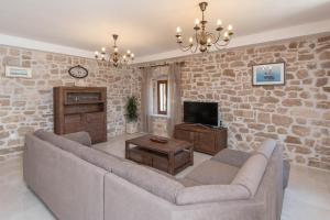 Televízia a/alebo spoločenská miestnosť v ubytovaní Holiday Villa Mirce - Lovište