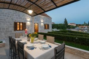 Patio alebo iná vonkajšia časť ubytovania Holiday Villa Mirce - Lovište