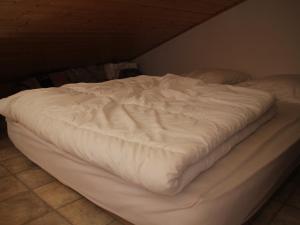 シャテルにあるStudio Châtel, 1 pièce, 4 personnes - FR-1-200-280の白いシーツが敷かれたベッド