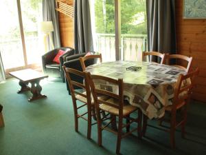 une salle à manger avec une table et des chaises ainsi qu'une terrasse couverte dans l'établissement Appartement Châtel, 2 pièces, 6 personnes - FR-1-200-235, à Châtel