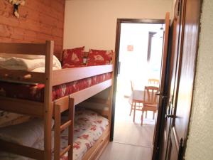 سرير بطابقين أو أسرّة بطابقين في غرفة في Appartement Châtel, 2 pièces, 6 personnes - FR-1-200-250