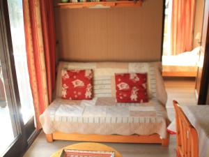 シャテルにあるAppartement Châtel, 2 pièces, 6 personnes - FR-1-200-250の赤い枕が備わる小さなベッド1台