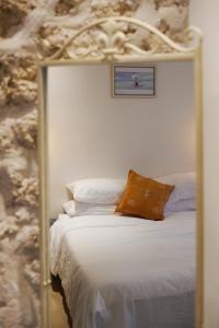 Tel-Aviv LALA Boutique Hotel客房内的一张或多张床位