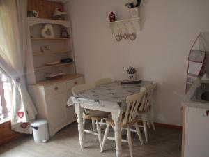 シャテルにあるStudio Châtel, 1 pièce, 4 personnes - FR-1-200-252のキッチン(テーブル、椅子付)
