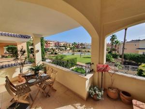 a balcony with a table and chairs and a view at Magnífico-amplio Dúplex 2 plantas piscina Altaona in Murcia