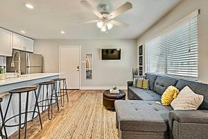 ein Wohnzimmer mit einem Sofa und einer Küche in der Unterkunft The Rhythm Room Near Downtown Dallas! in Dallas
