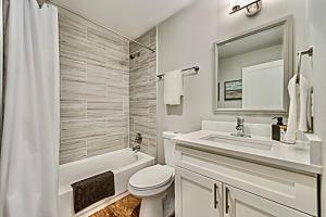 ein Badezimmer mit einem Waschbecken, einem WC und einer Badewanne in der Unterkunft The Rhythm Room Near Downtown Dallas! in Dallas