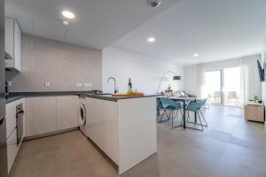 Aqua Apartments Bellamar, Marbella的厨房或小厨房