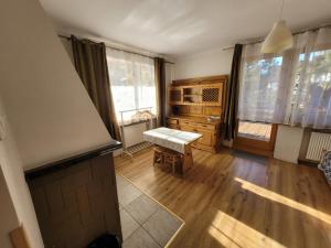 ein Wohnzimmer mit einem Tisch und einem Fenster in der Unterkunft Willa Strumyk in Zakopane