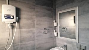 坎帕拉Eric Wilkins Apartments的带马桶和镜子的浴室 更多259张照片