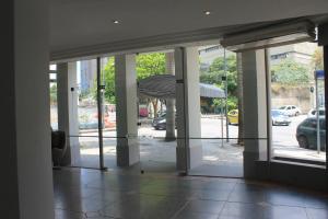 里约热内卢Hotel Atlântico Tower的一把带雨伞的建筑物的敞开的门