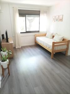 - une chambre avec un lit et une fenêtre dans l'établissement Buenaventura Apartments Terrazas, à Mendoza