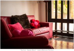 un sofá rojo con animales de peluche en la sala de estar en The Gulf Sailor's Cottage - Lago Maggiore, en  Monvalle 