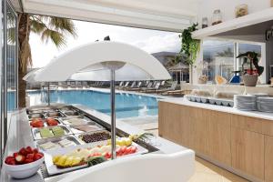 un buffet en un complejo con piscina en Theo Star Beach Hotel, en Malia