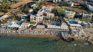 een luchtzicht op een strand met een menigte mensen bij Theo Star Beach Hotel in Malia