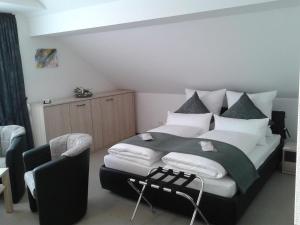 Ein Bett oder Betten in einem Zimmer der Unterkunft DZT-Schwarzwaldhotel garni
