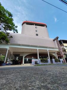 een gebouw met een toren erop bij Hotel Presidency in Cochin