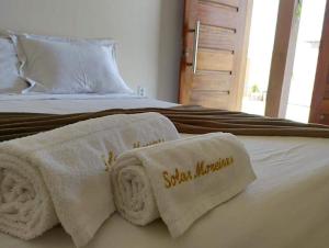 - un lit avec des serviettes blanches dans l'établissement POUSADA SOLAR DOS MOREIRAS, à Guajiru