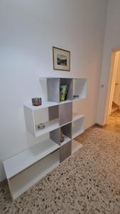 - une étagère blanche dans une chambre dotée d'un tapis dans l'établissement Holiday home Nicla, à Rosolini