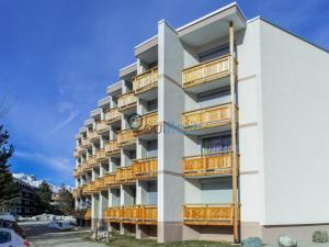 an apartment building with balconies on the side of it at Studio Les Deux Alpes, 1 pièce, 4 personnes - FR-1-516-193 in Les Deux Alpes