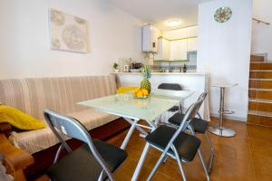 sala de estar con mesa con sillas y sofá en Bajo del Sol, en Torrevieja