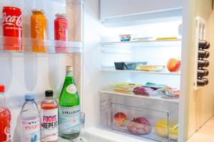 un frigorifero aperto pieno di bevande e cibo di Ferienwohnung Jasmin - Gera Zentrum NEU renoviert a Gera