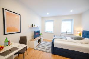 una camera con letto e scrivania con computer di Ferienwohnung Jasmin - Gera Zentrum NEU renoviert a Gera