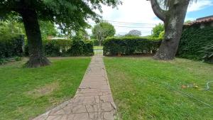 Κήπος έξω από το Casa de Huéspedes Muñiz sobre parque de 1000m2, 1 dormitorio, 20m2 cubiertos, baño con ducha, pileta cilíndrica de 3x076 +218 φωτογραφίες